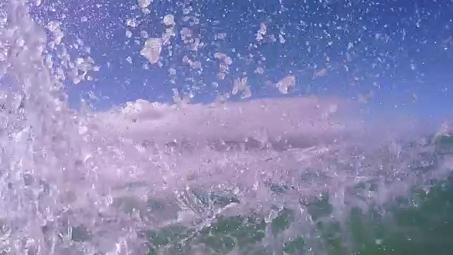年轻人风筝冲浪在海洋，极限夏季运动视频素材