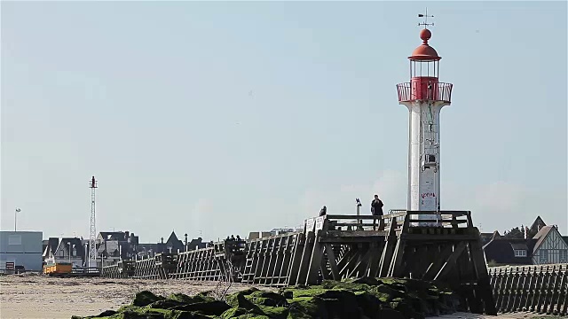 灯塔和码头，在特卢维尔港，诺曼底，法国，欧洲视频下载