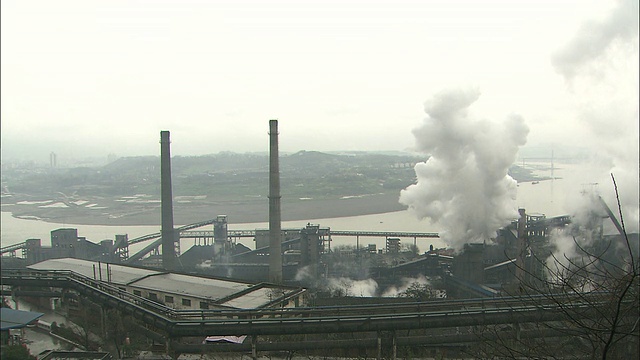 工厂的烟囱和升起的烟。广角重庆，四川省视频素材