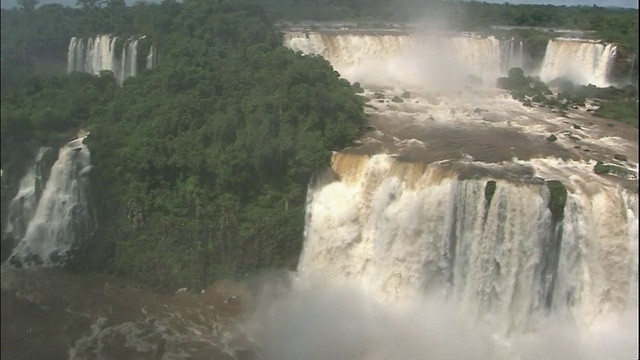 潘在伊瓜苏瀑布，巴西和阿根廷的边界视频下载