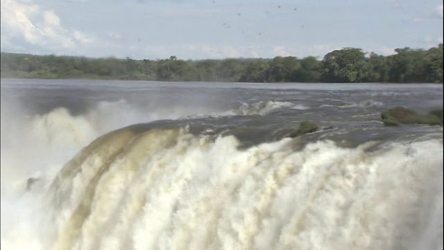 在巴西和阿根廷边界的伊瓜苏瀑布的魔鬼喉区倾斜视频素材