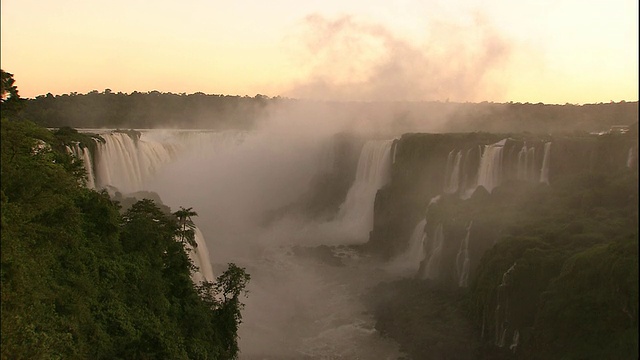 在巴西和阿根廷的边界，从天空倾斜到日落时从伊瓜苏瀑布升起的薄雾视频素材