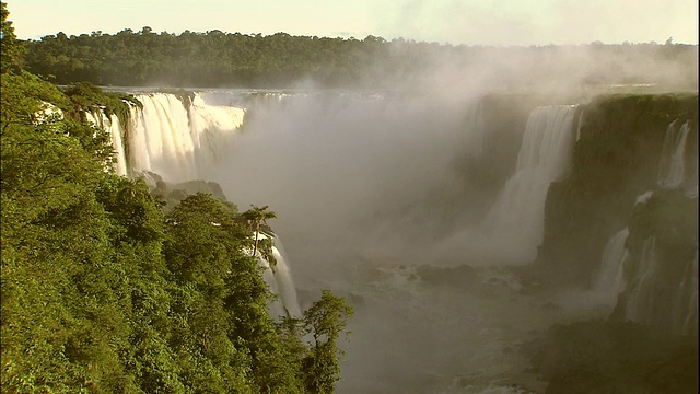 从湛蓝的天空向巴西和阿根廷交界处的伊瓜苏瀑布倾斜视频素材