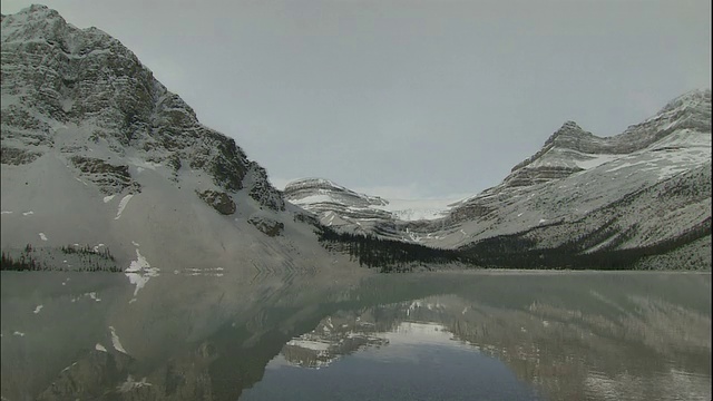 加拿大落基山公园，季节性的积雪融化，露出裸露的山脉和大湖岩石视频素材