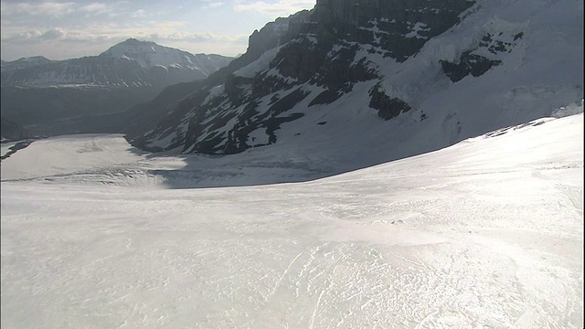 潘在加拿大哥伦比亚冰原上空视频素材