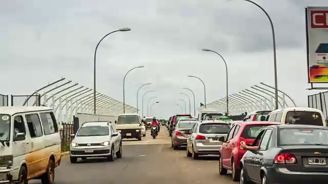 友谊桥(阿米扎德桥)连接巴西和巴拉圭，时光流逝视频素材
