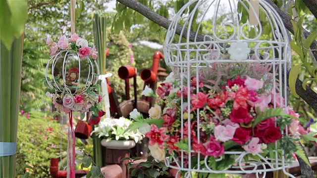 花园中，白色的鸟笼中，五彩缤纷的花朵，为婚礼而生视频下载