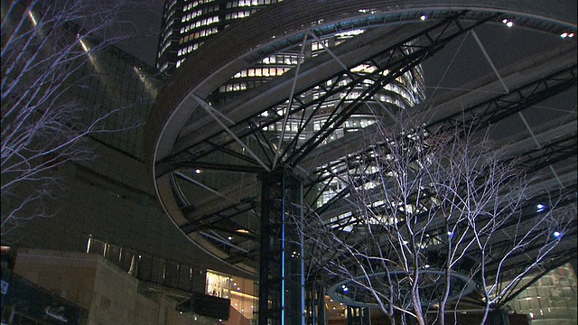 从入口向上倾斜，到六本木休闲综合体的照明艺术中心大楼视频下载