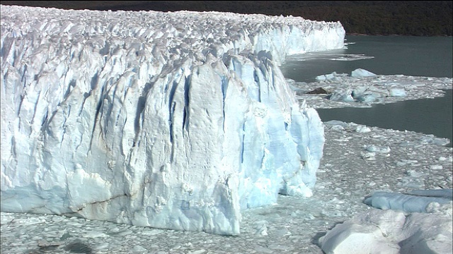 从巴塔哥尼亚阿根廷湖的莫雷诺冰川崩解中缩小视频素材