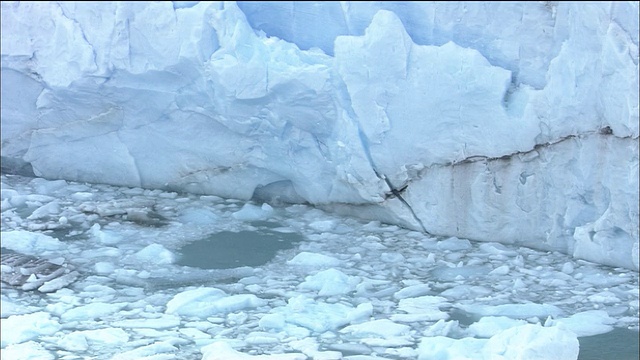 在巴塔哥尼亚，莫雷诺冰川崩解入海视频素材