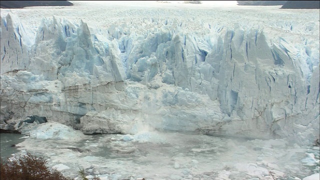 当莫雷诺冰川崩裂进入阿根廷湖，巴塔哥尼亚视频素材
