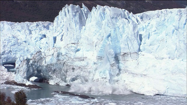 缩小从佩里托莫雷诺冰川裂入阿根廷湖，巴塔哥尼亚视频素材