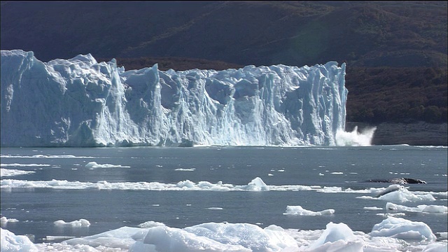 莫雷诺冰川冲入巴塔哥尼亚阿根廷湖视频素材