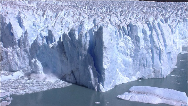 放大佩里托莫雷诺冰川崩解进入阿根廷湖，巴塔哥尼亚视频素材