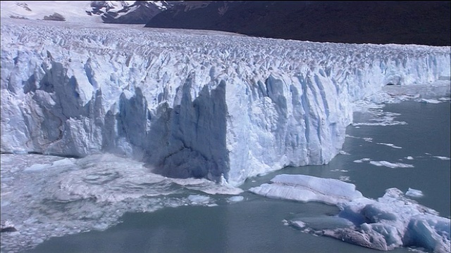 缩小从佩里托莫雷诺冰川裂入阿根廷湖，巴塔哥尼亚视频素材