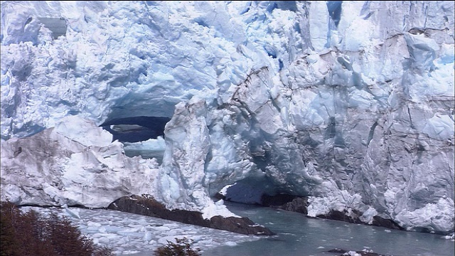 巴塔哥尼亚冰川崩解时，冰拱崩塌成湖视频素材