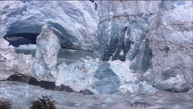 在巴塔哥尼亚，莫雷诺冰川崩解时，冰拱冲入湖中视频素材