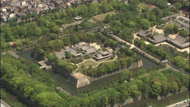 在日本京都，一条宽阔的护城河围绕着二条城。视频下载