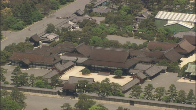 京都宫的建筑围绕着一个庭院。视频下载