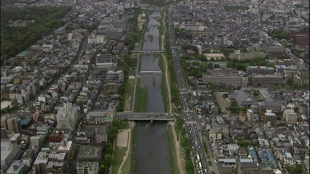 加茂河流经京都市和上加茂神社。视频素材