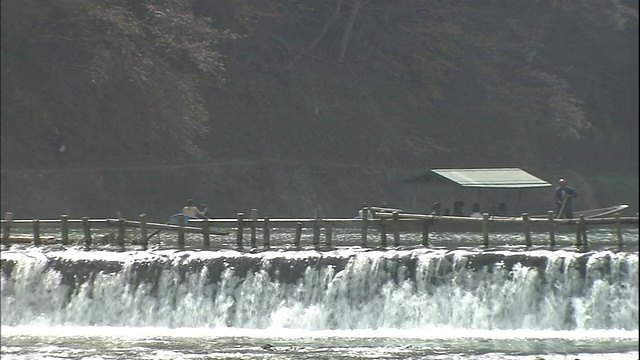 日本岚山，河水溢出大井河。视频下载