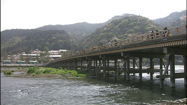 在日本京都岚山的大井河上的聚月桥。视频下载