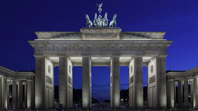 时间流逝近距离和缩小勃兰登堡门在日落，柏林视频素材