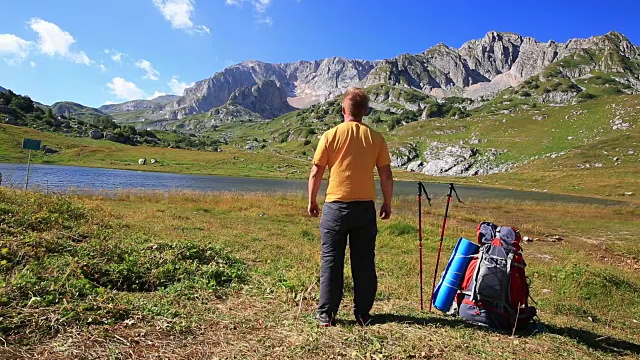 背包在山上的游客视频下载