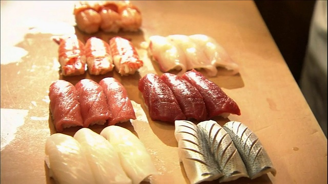 厨师会把各种寿司卷成椭圆形。视频下载