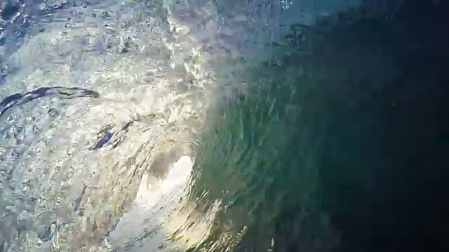 POV人冲浪海浪，极限运动高清慢动作视频素材