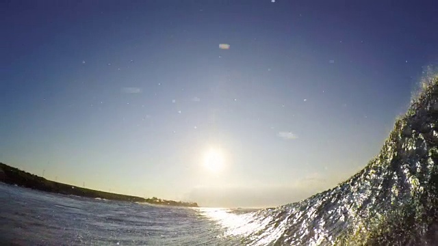 POV人冲浪海浪，极限运动高清慢动作视频素材