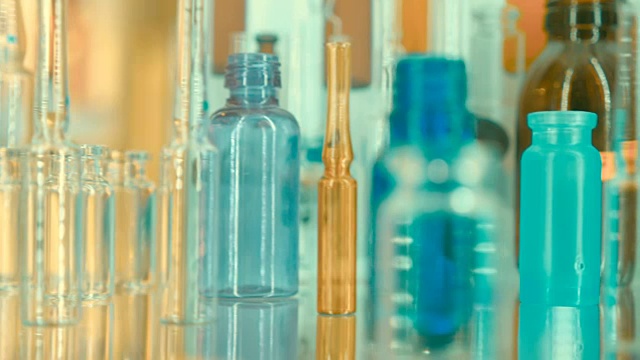 美丽的，灿烂的，彩色的，空的玻璃瓶，安瓿和瓶子视频素材
