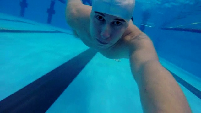 人潜入游泳池在水下游泳视频下载