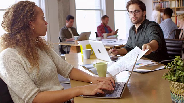 商业女性使用笔记本电脑在办公桌在办公室拍摄的R3D视频素材