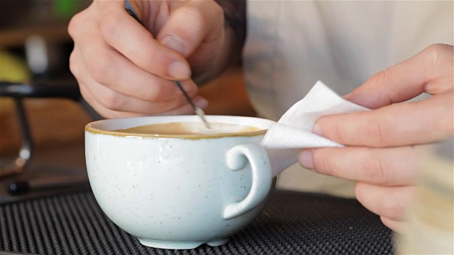 咖啡师制作拿铁咖啡的手视频下载