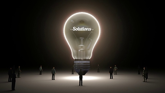 “解决方案”在灯泡和周围的商人视频素材