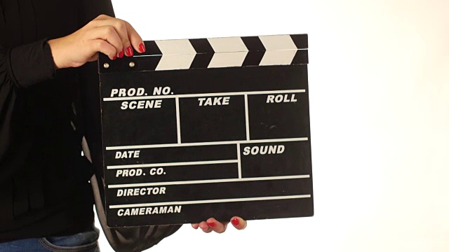女人用电影制作拍板，上白色视频素材