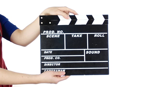 女孩用电影制作拍板，上白色视频素材