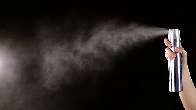 喷雾瓶滴在黑色的发型上，慢动作视频素材