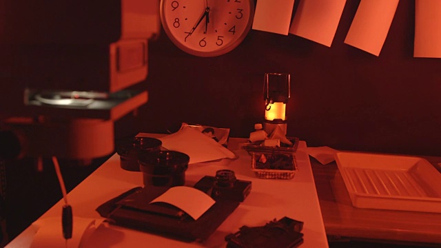 神奇的摄影暗室在红色的光猫玩胶卷带视频下载