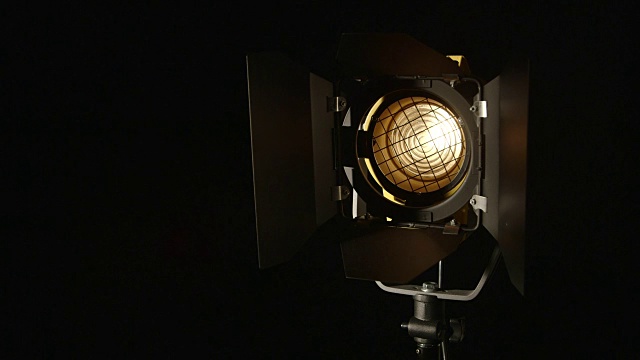 调光菲涅尔镜头聚光灯与百叶窗投射光束视频素材