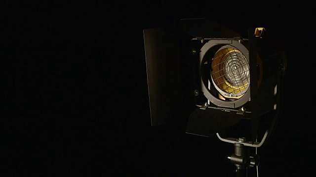 慢慢调暗视频工作室菲涅尔镜头聚光灯黑色背景视频素材