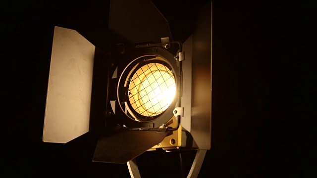 多莉:菲涅尔镜头聚光灯在黑色的背景视频素材