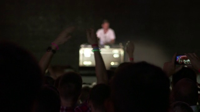 在舞台上的人群面前，Dj在甲板上混音视频素材