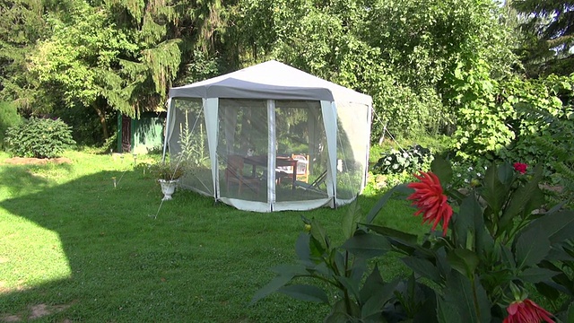 奢华的白色帐篷，夏天可以防蚊子视频下载