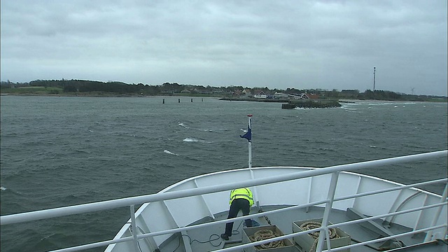 一艘渡船驶近丹麦的萨姆索岛。视频下载
