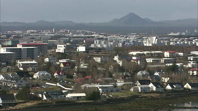 群山环绕着冰岛的雷克雅未克镇。视频下载