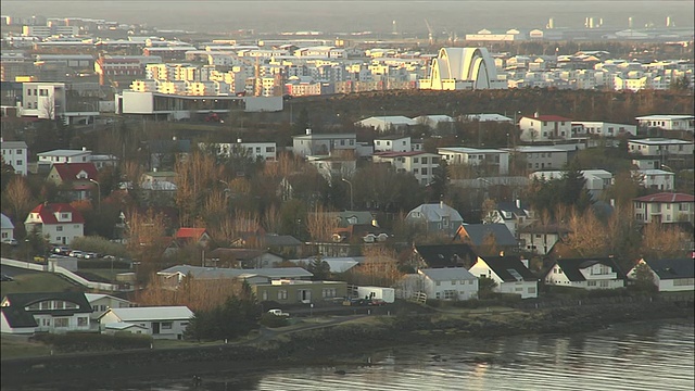 在冰岛的雷克雅未克海岸有许多房屋。视频下载