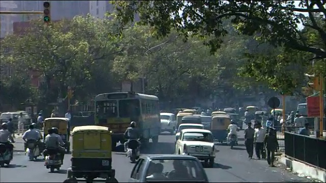 德里繁忙的道路上交通繁忙视频素材