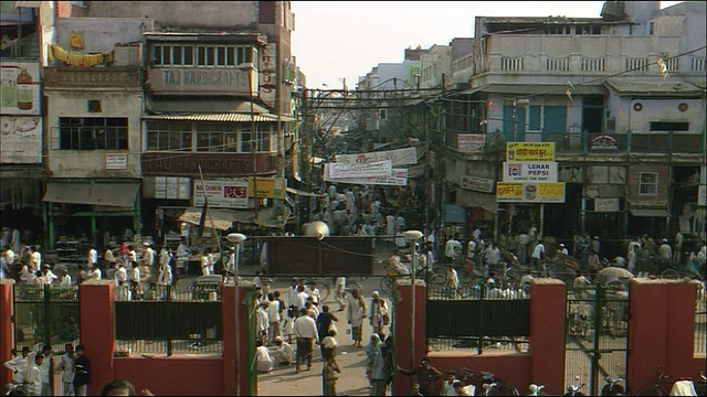 潘离开了德里繁忙的街道视频素材